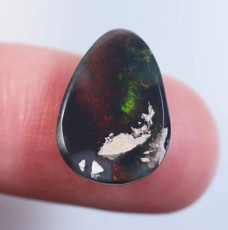 4.7ct (15.7x11.2x4mm) Black Opal