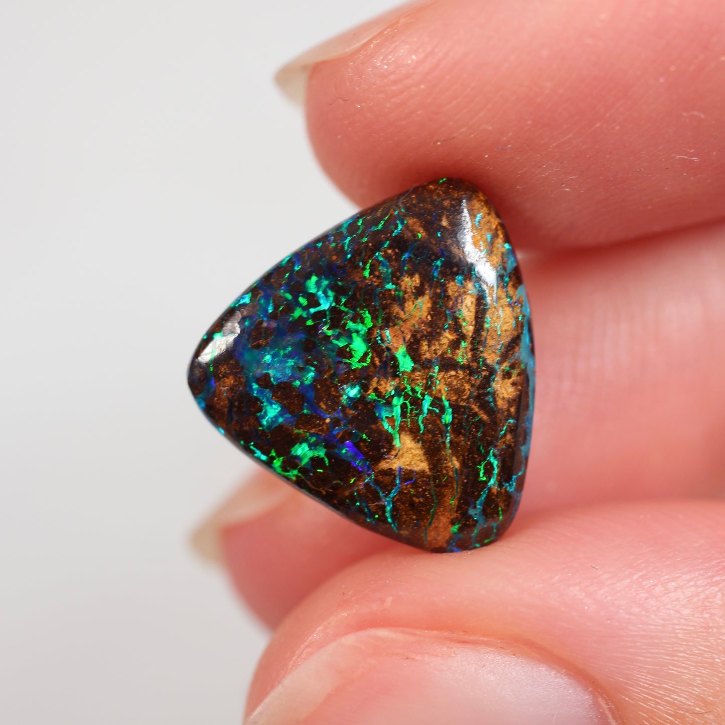 6.9cts (14.3x13.2x4.5mm) Boulder Opal