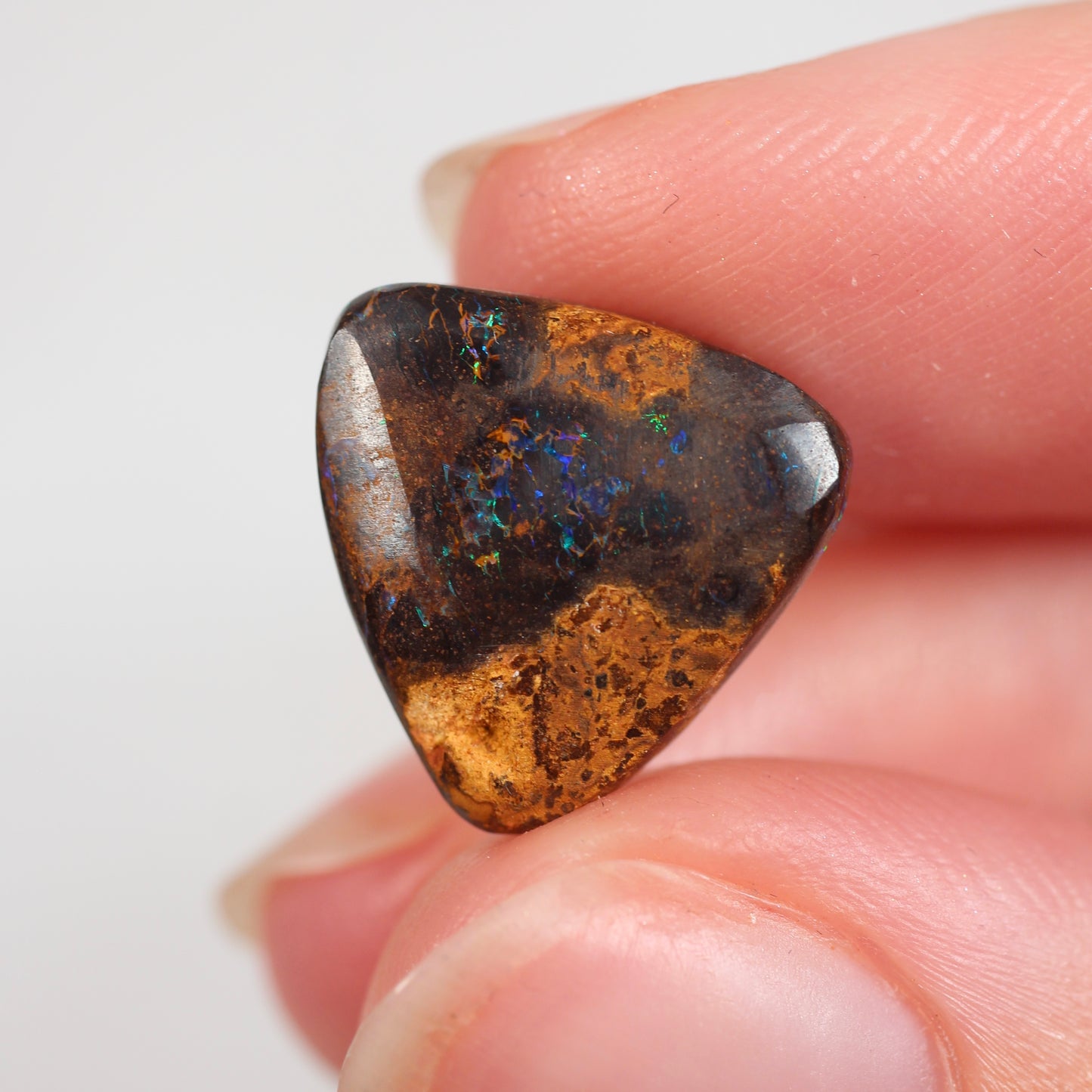 6.9cts (14.3x13.2x4.5mm) Boulder Opal