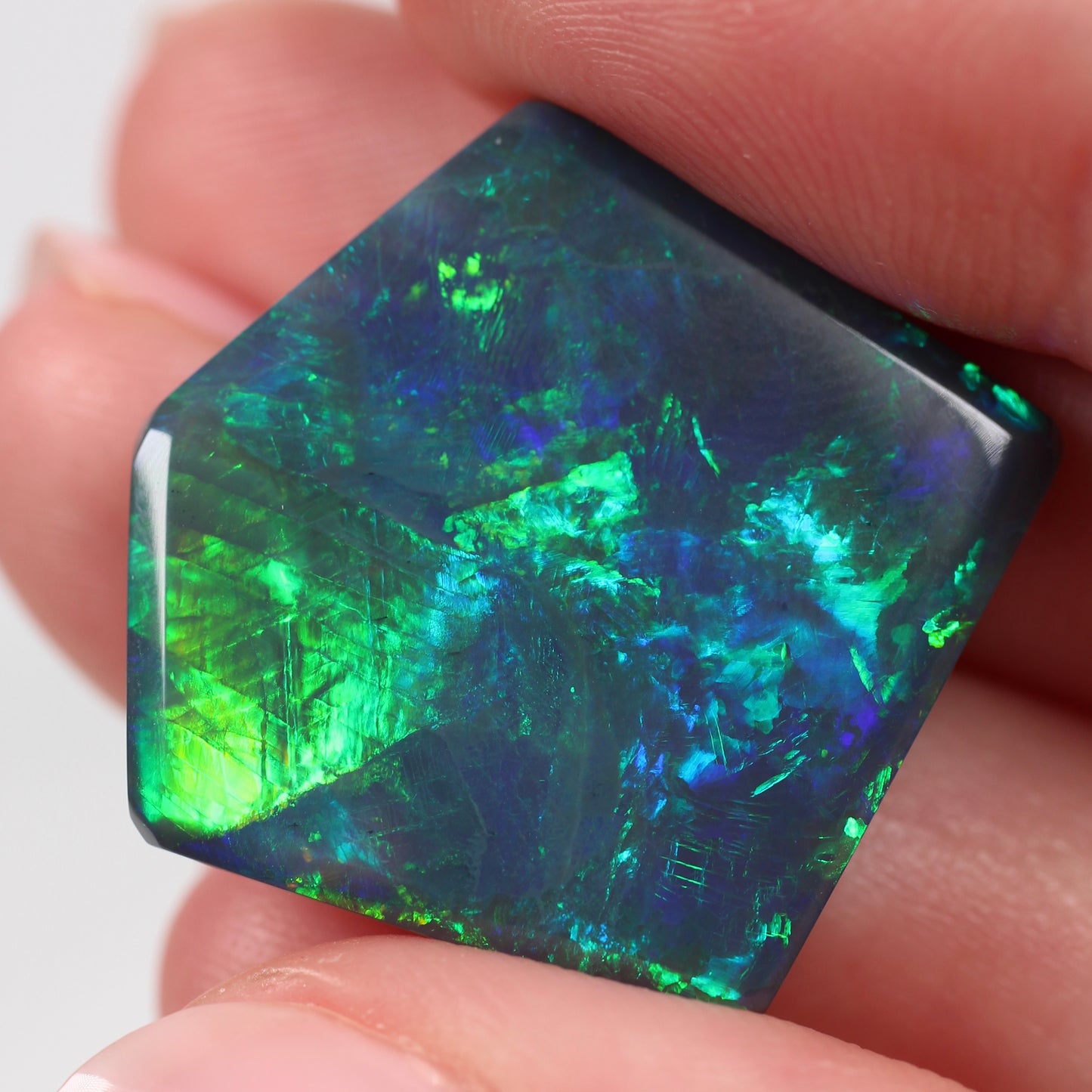 18.52ct (27.3x25.5x4.8mm) Black Opal