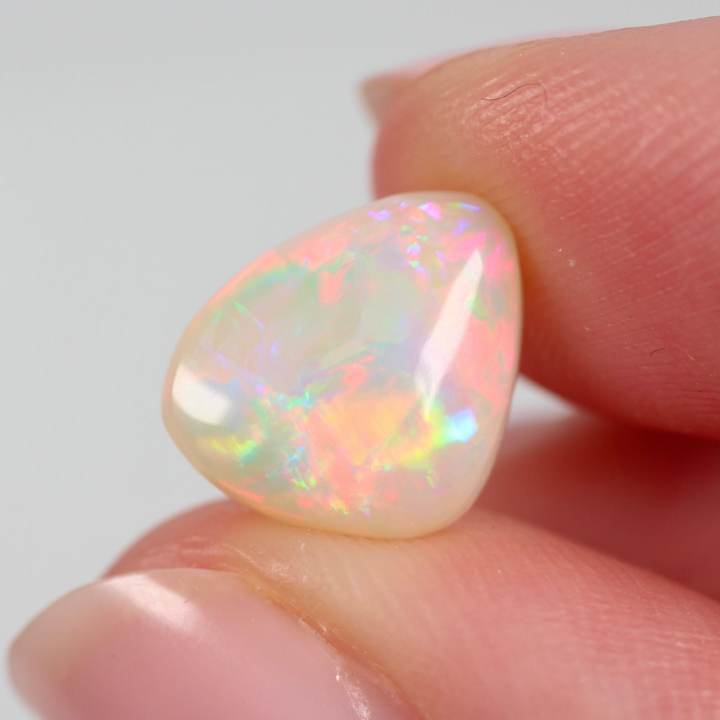 3.48ct (11.6x9.6x4.8mm) White Opal