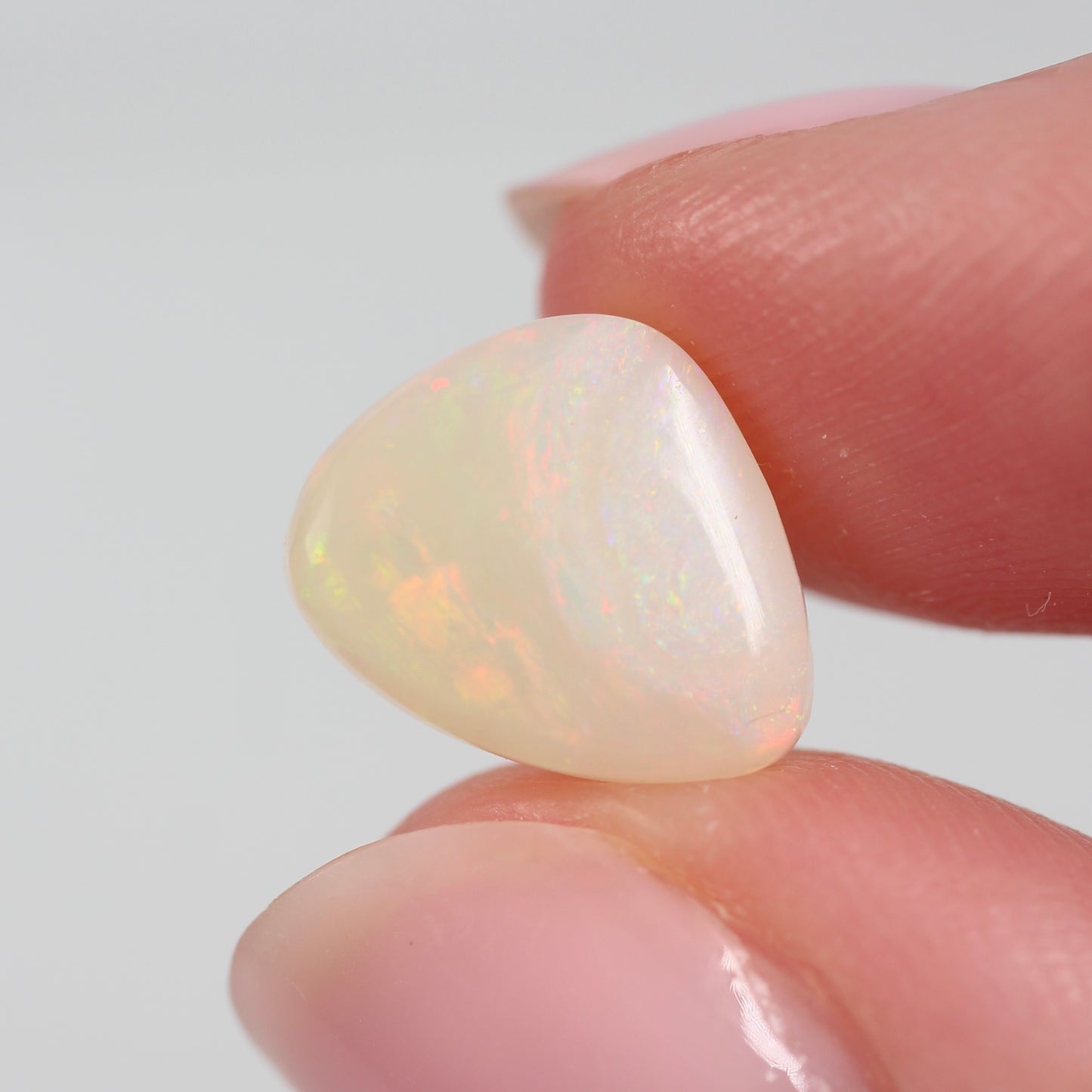 3.48ct (11.6x9.6x4.8mm) White Opal